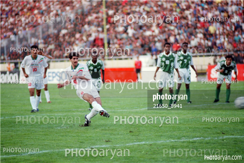 بازیکنان دهه های مختلف فوتبال ایران 6-علی دایی  Ali Daei,کریم باقری,