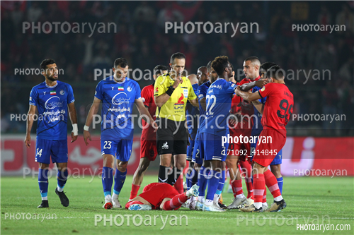 استقلال 0-تراکتور 2    (1403/08/10)-