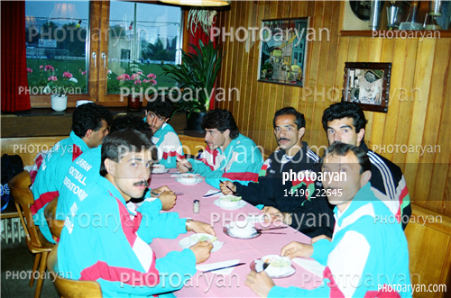 بازیکنان دهه های مختلف فوتبال ایران 1-افشین پیروانی,حمید درخشان,محمد خاکپور,جواد منافی,