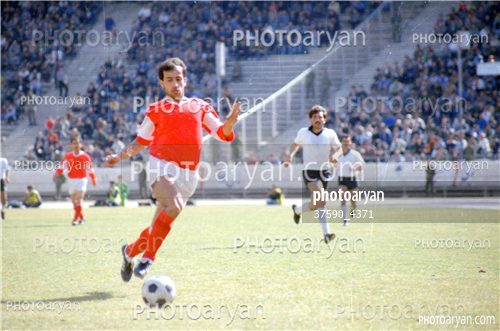 بازیکنان دهه های مختلف فوتبال ایران 11-محسن عاشوریَ,