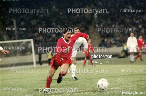 بازیکنان دهه های مختلف فوتبال ایران 3-ناصر محمدخانی,