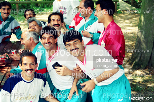 بازیکنان دهه های مختلف فوتبال ایران 1-افشین پیروانی,محمد خاکپور,بهزاد داداش زاده,مهدی فنونی زاده,رضا رضایی منش,بهزاد غلامپور,ناصر ابراهیمی,امیر حاج‌رضایی,