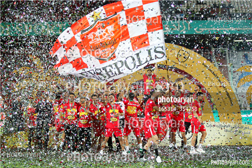 استقلال 1-پرسپولیس 2  (1402/03/10)-پرچم پرسپولیس,