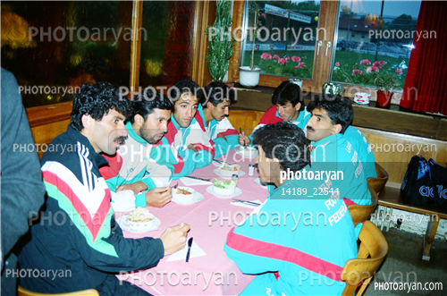 بازیکنان دهه های مختلف فوتبال ایران 1-حمید استیلی,آرش نوآموز,نادر محمدخانی,علی اصغر مدیر روستا,فرشاد فلاحت زاده,محسن گروسی,