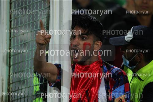 <span style='background: #33747a;box-shadow: 2px 3px 5px black;font-weight: 300;font-size: 10px;border-radius: 2px;margin: 2px;color: #fff;padding: 2px 5px;font - size: 10px;line - height: 22px; '>تماشاگر معترض</span> 