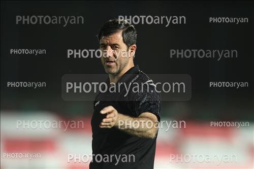 <span style='background: #33747a;font-weight: 300;font-size: 10px;box-shadow: 2px 3px 5px black;border-radius: 2px;margin: 2px;color: #fff;padding: 2px 5px;font - size: 10px;line - height: 22px; '>کریم باقری</span> 