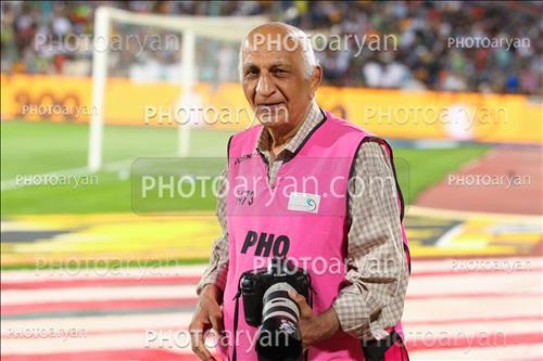 <span style='background: #33747a;font-weight: 300;font-size: 10px;box-shadow: 2px 3px 5px black;border-radius: 2px;margin: 2px;color: #fff;padding: 2px 5px;font - size: 10px;line - height: 22px; '>استاد جعفر تبریزی</span> 