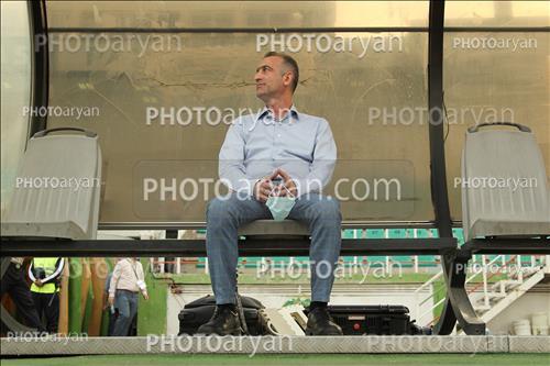 <span style='background: #33747a;box-shadow: 2px 3px 5px black;font-weight: 300;font-size: 10px;border-radius: 2px;margin: 2px;color: #fff;padding: 2px 5px;font - size: 10px;line - height: 22px; '>فراز کمالوند</span> 