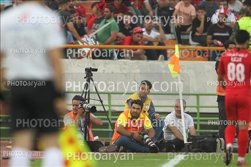 <span style='background: #33747a;box-shadow: 2px 3px 5px black;font-weight: 300;font-size: 10px;border-radius: 2px;margin: 2px;color: #fff;padding: 2px 5px;font - size: 10px;line - height: 22px; '>سید وحید بزرگواری</span> 